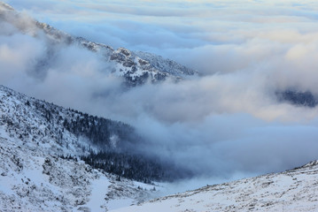 Fototapeta na wymiar Górskie szczyty w zimie, Polska