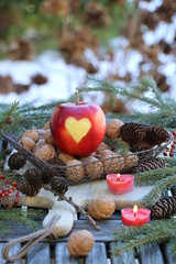 Dekoration mit Apfel mit Herzmotiv