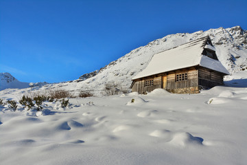 piękne domki w górach w zimie - obrazy, fototapety, plakaty