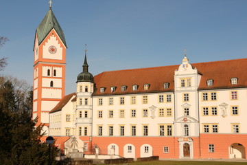 Im Innenhof von Kloster Scheyern in Oberbayern