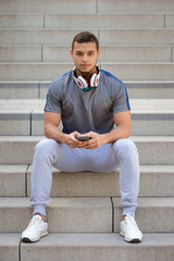 Musik hören junger Mann Latino Kopfhörer Hochformat Textfreiraum Copyspace