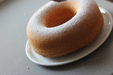 Eierlikör Kuchen mit Puderzucker