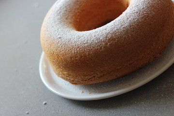 Eierlik&ouml;r Kuchen mit Puderzucker