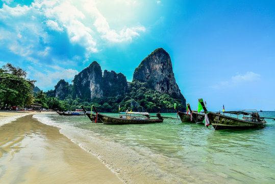 Barcas en palaya paradisiaca de Tailandia 
