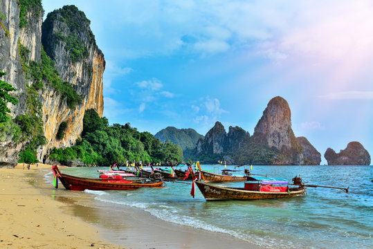 Barcas en palaya paradisiaca de Tailandia 