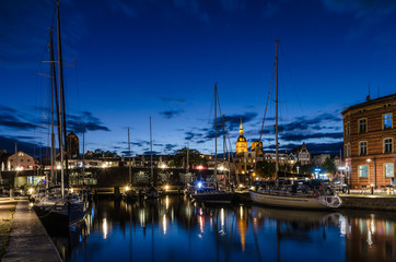 Fototapeta na wymiar Blaue Stunde im Hafen von Stralsund