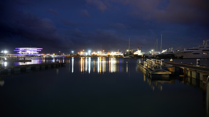 Fototapeta na wymiar Puerto de noche