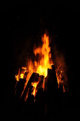 Fototapeta na wymiar großes Lagerfeuer in der Nacht