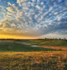 Obraz premium wiosenny poranek dolina malowniczej rzeki. mglisty świt
