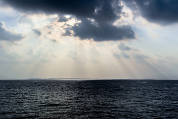 Obraz premium rays @ horizon