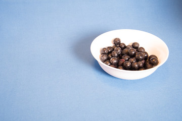 Fototapeta na wymiar blue berry in a bowl on white background