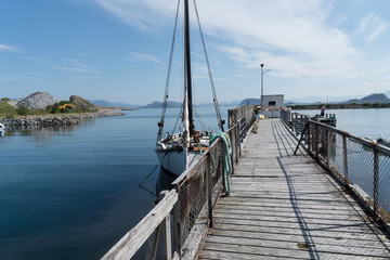 Obraz premium Segelboot an Schiffsanleger bei Ålesund