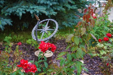 Zegar słoneczny w ogrodzie z różami