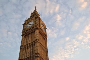 Fototapeta na wymiar Big Ben na tle zachmurzonego nieba