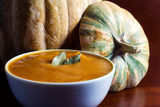 BOL CON CREMA DE CALABAZA Y HOJAS DE LAUREL ACOMPA&Ntilde;ADO DE CALABAZAS 