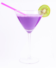 COPA DE YOGUR CON ARÁNDANOS CON RODAJA DE KIWI Y PAJITA MORADA 