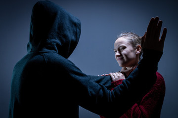 Vermummter Mann schl&auml;gt wehrlose Frau