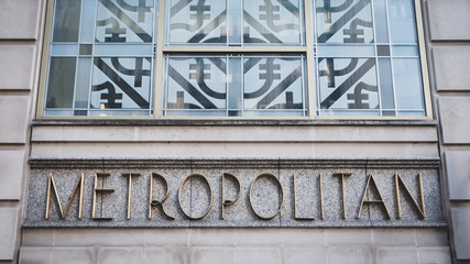 Obraz premium metropolitan building font sign