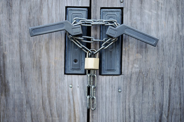 扉の鎖と南京錠
