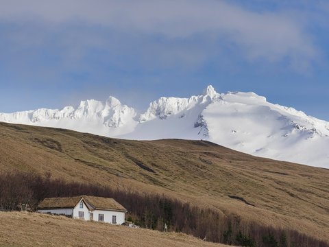Fljotsdalur Youth Hostel behind Tindafjoll Massif with Hornklofi, Vik, Suourland, Iceland, Europe