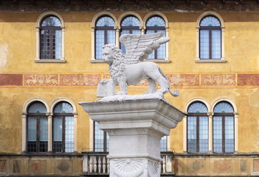 Venetian St. Mark's lion, statue, Bassano del Grappa, Veneto, Italy, Europe