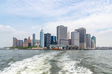 Naklejka premium Widok na Manhattan z obydwoma terminalami promowymi, Nowy Jork, Stany Zjednoczone