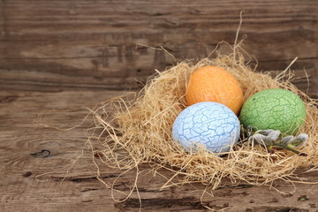 Naklejka na ściany i meble Grußkarte, Hintergrund Ostern - bunte Eier im Nest mit Textfreiraum