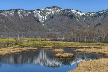 尾瀬ヶ原から見た春の景鶴山
