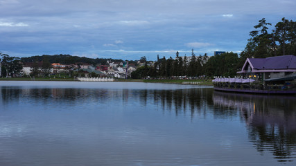 Fototapeta na wymiar lake at the city landscape