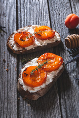 Tartine Abricot, miel, Fromage Ricotta pour le Petit-Déjeuner