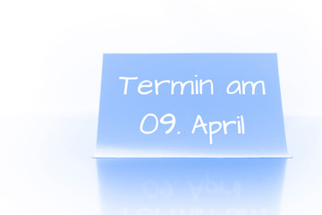 Termin am 9. April - blauer Zettel mit Notiz