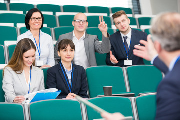 Junge Geschäftsleute im Assessment Center