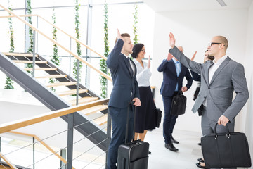 Geschäftsleute geben sich ein High Five