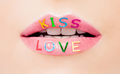 Rosa Lippen mit glänzendem Lippenstift. Offener Mund mit weißen Zähnen. Valentinstag, Liebes- und Leidenschaftskonzept © artmim