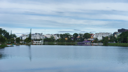Fototapeta na wymiar lake at the city landscape