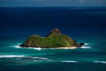 Fototapeta premium Moku Nui island surrounded by the Pacific Ocean. Oahu, Hawaii