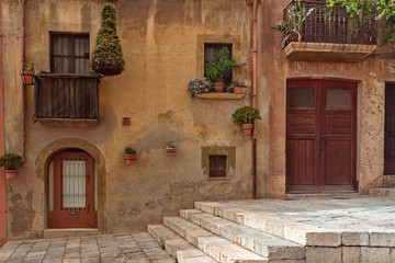Fototapeta na wymiar facade of house in old part of Tarragona, Spain