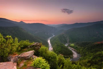 Papier Peint photo Lavable Printemps Montagne de printemps / Vue panoramique sur une forêt de printemps et les méandres de la rivière Arda près de Kardzhali, Bulgarie – Image
