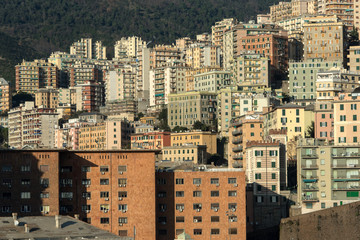 Panorama urbano con case e palazzi