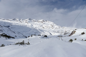 Fototapeta na wymiar Panoramic view of a winter mountain landscape.