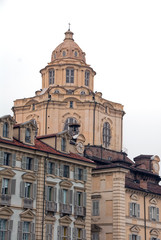 Fototapeta na wymiar struttura architettonica con facciata di palazzi e chiesa