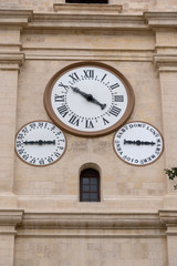 Fototapeta na wymiar Struttura architettonica con facciata di palazzo e orologio a muro