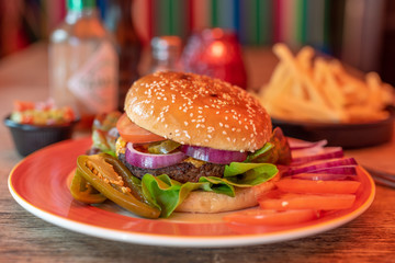 frischer Burger vom Grill im Restaurant