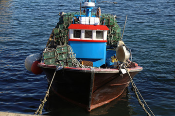 barco de pesca con nasas atracado en el puerto