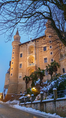 Palazzo Ducale al crepuscolo nel centro di Urbino