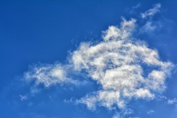 Nuvole in inverno nel cielo blu dopo una tempesta di neve, Italia