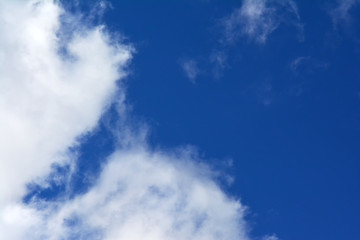 Nuvole in inverno nel cielo blu dopo una tempesta di neve, Italia