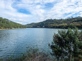 Fototapeta na wymiar Lac de Suzanne ou Lac de Carcès dans le département du Var en région Provence-Alpes-Côte d'Azur
