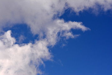 Nuvole in inverno nel cielo blu dopo una tempesta di neve, Italia