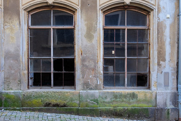 Zwei Fenster in einem renovierungsbedürftigem Gebäude